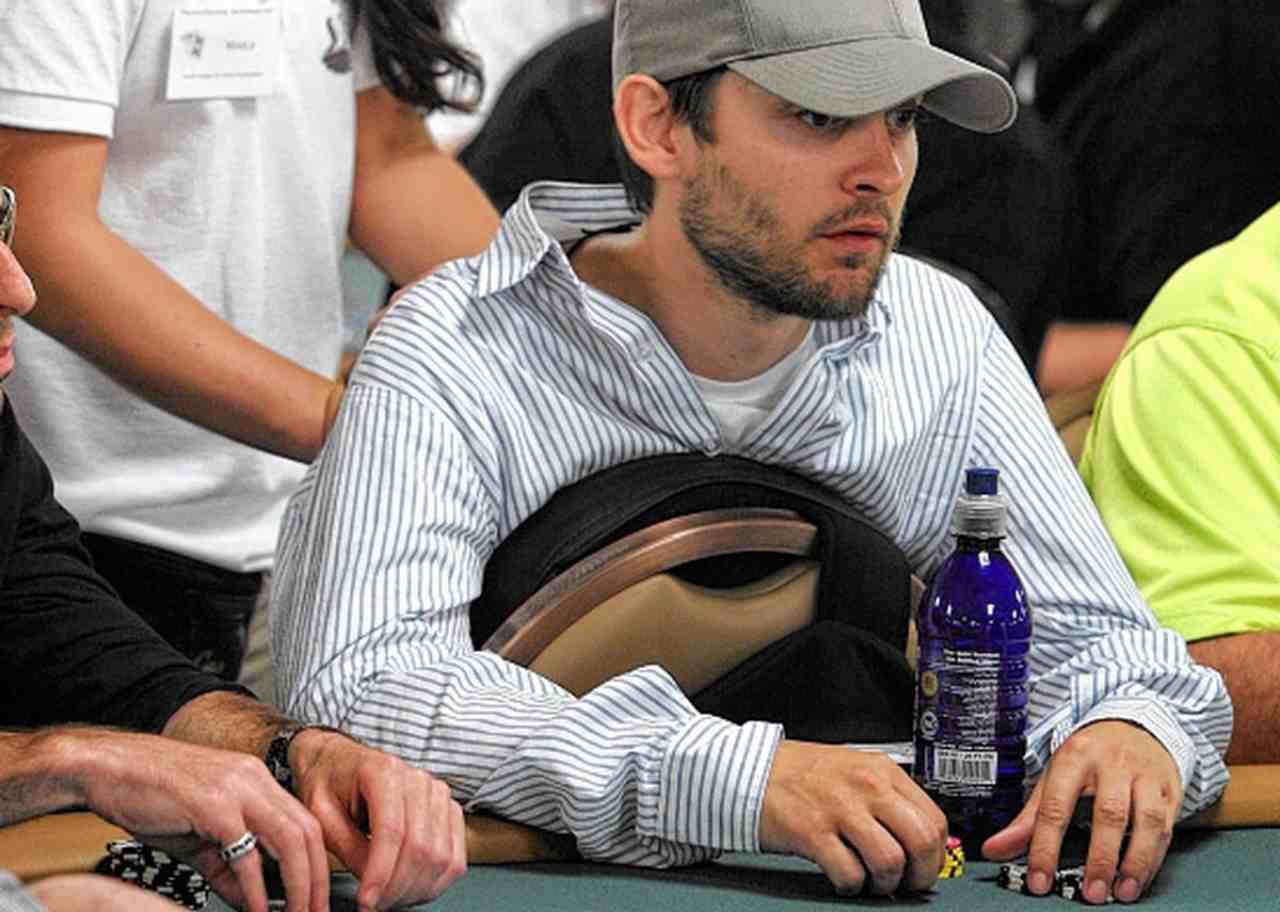 Tobey Maguire seduto al tavolo da poker