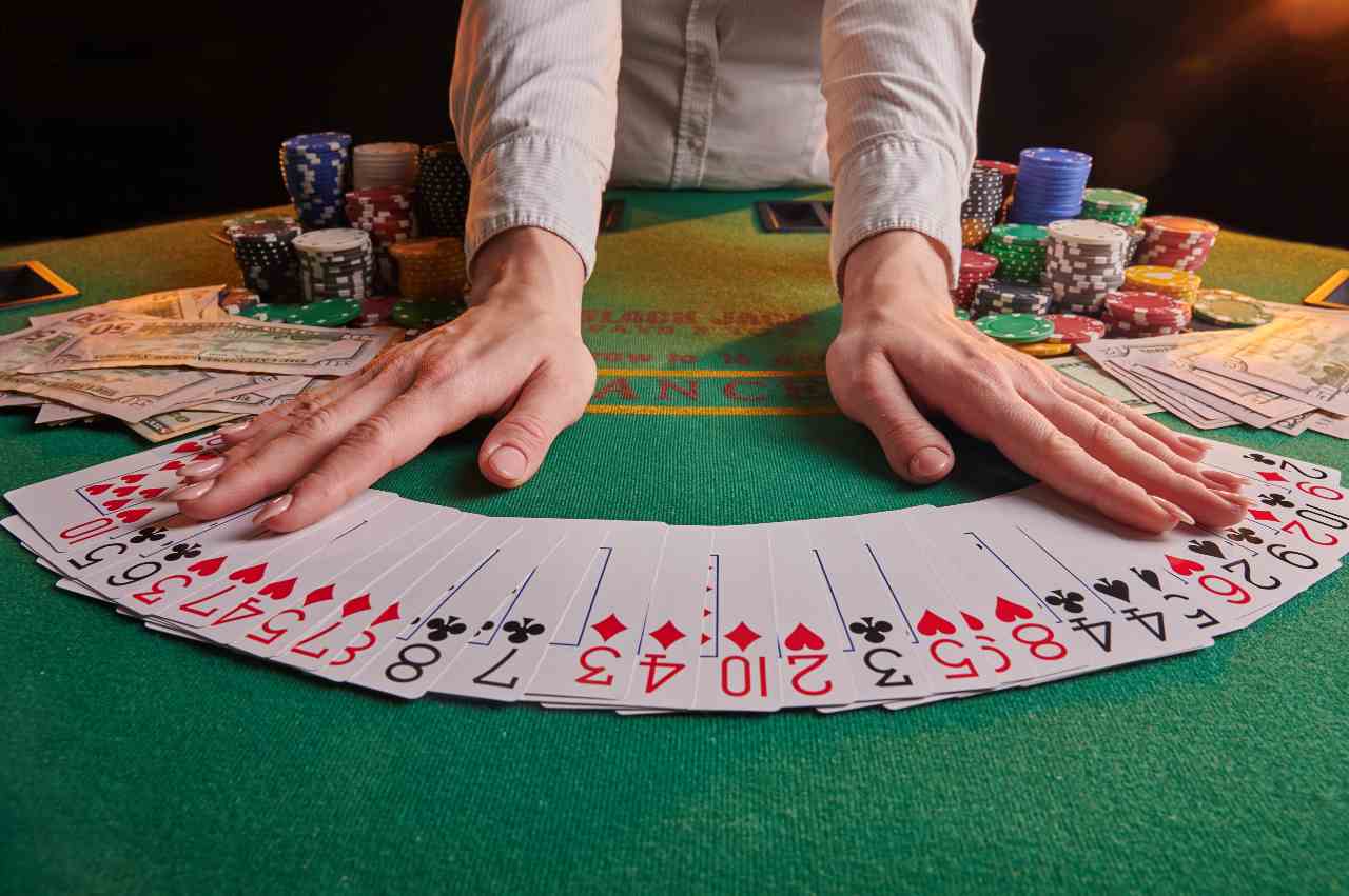 carte da gioco sul tavolo da poker