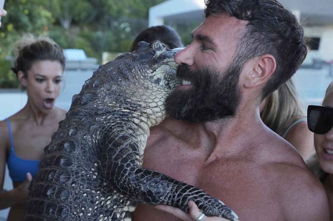 Dan Bilzerian con un coccodrillo