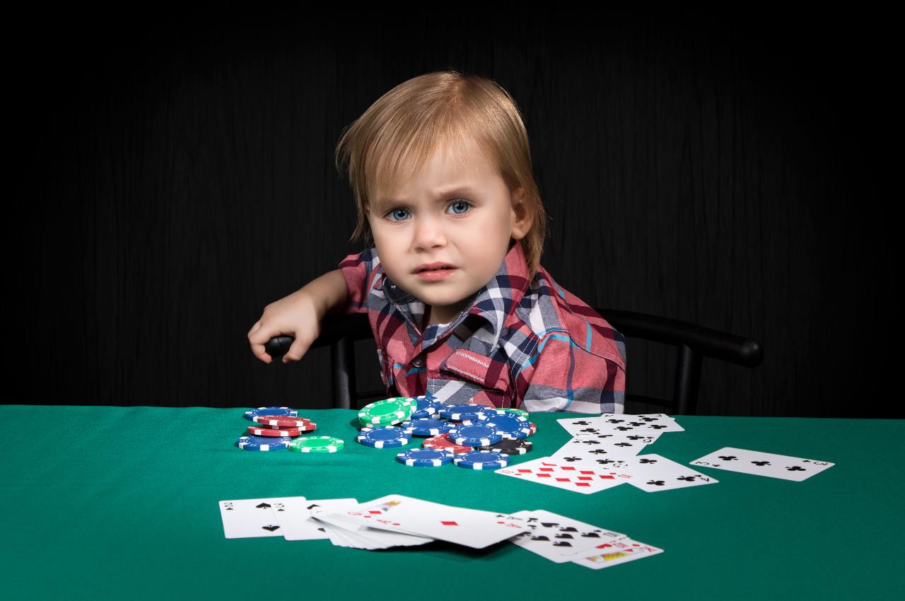 giocatore principiante al tavolo da poker