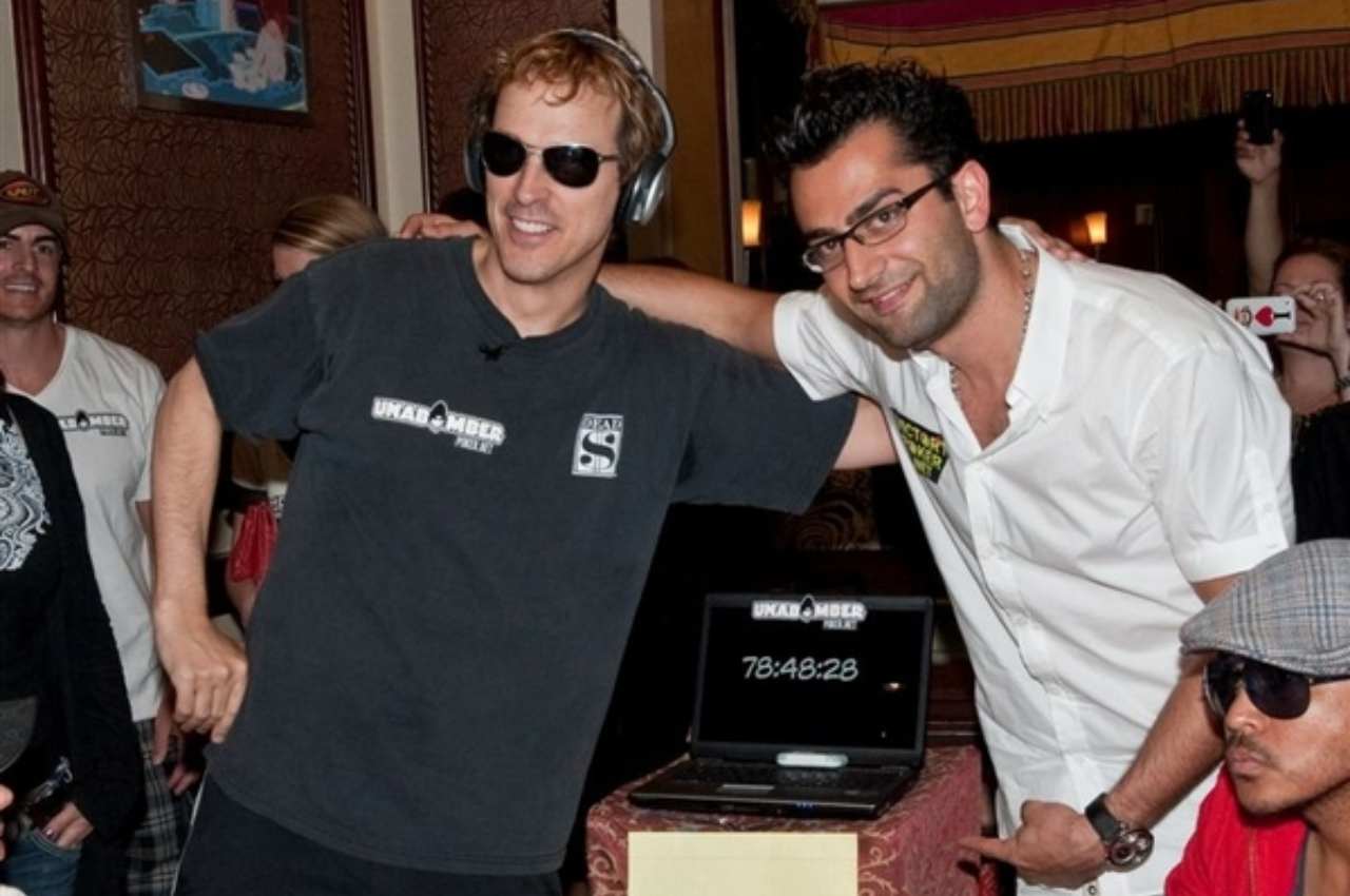 Phil Laak e Antonio Esfandriari nella foto di rito battuto il precedente record