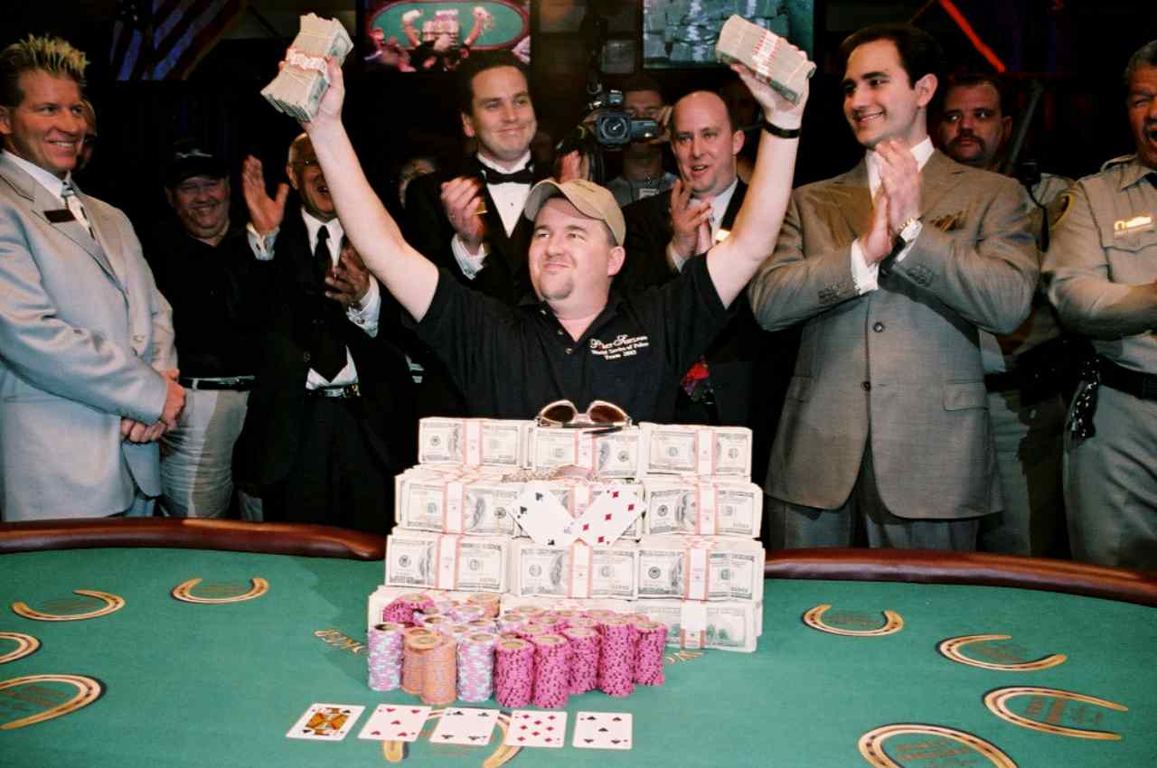 Chris Moneymaker esulta per la vittoria al Main Event WSOP del 2003