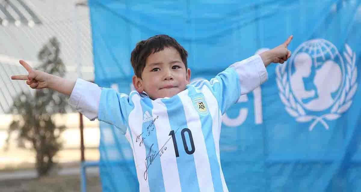 Murtaza con la maglia di Messi (facebook)