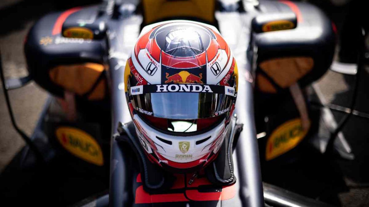 Ecco come sono fatti i caschi dei piloti di F1 e MotoGP: rimarrete stupiti