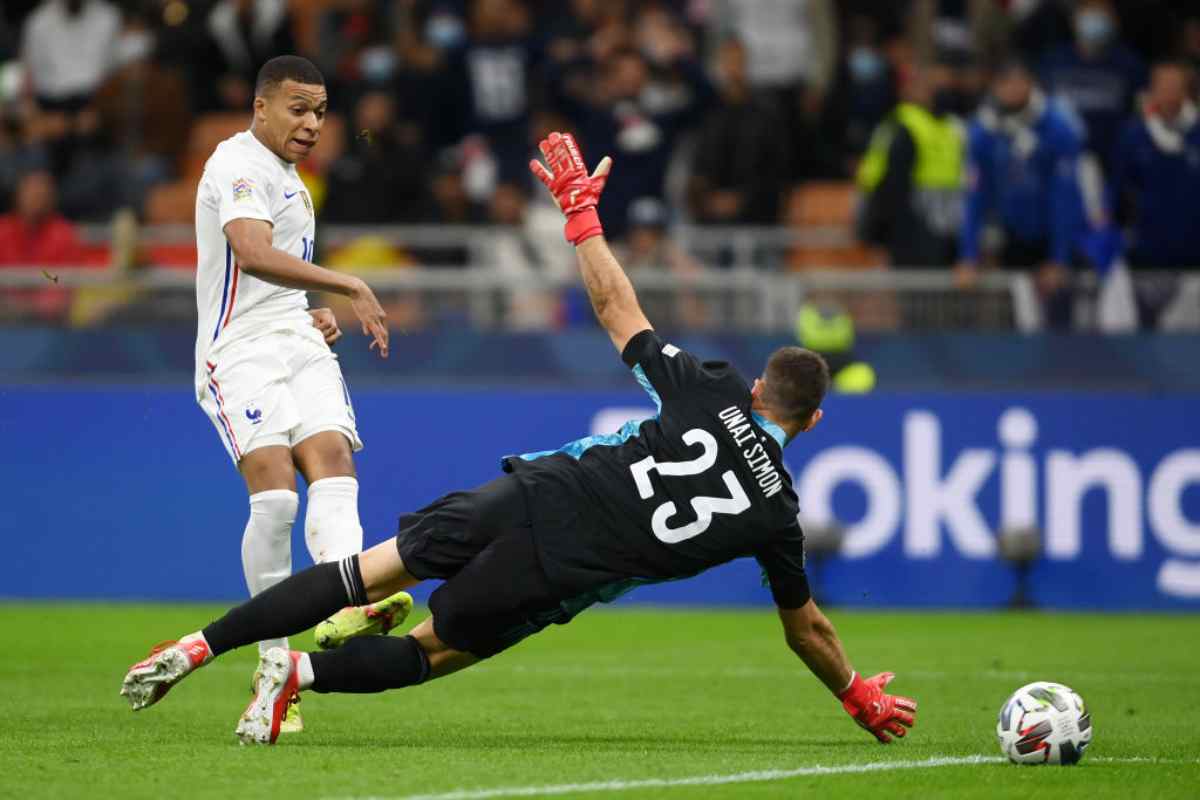 Kylian Mbappé e Unai Simon (Getty Images)