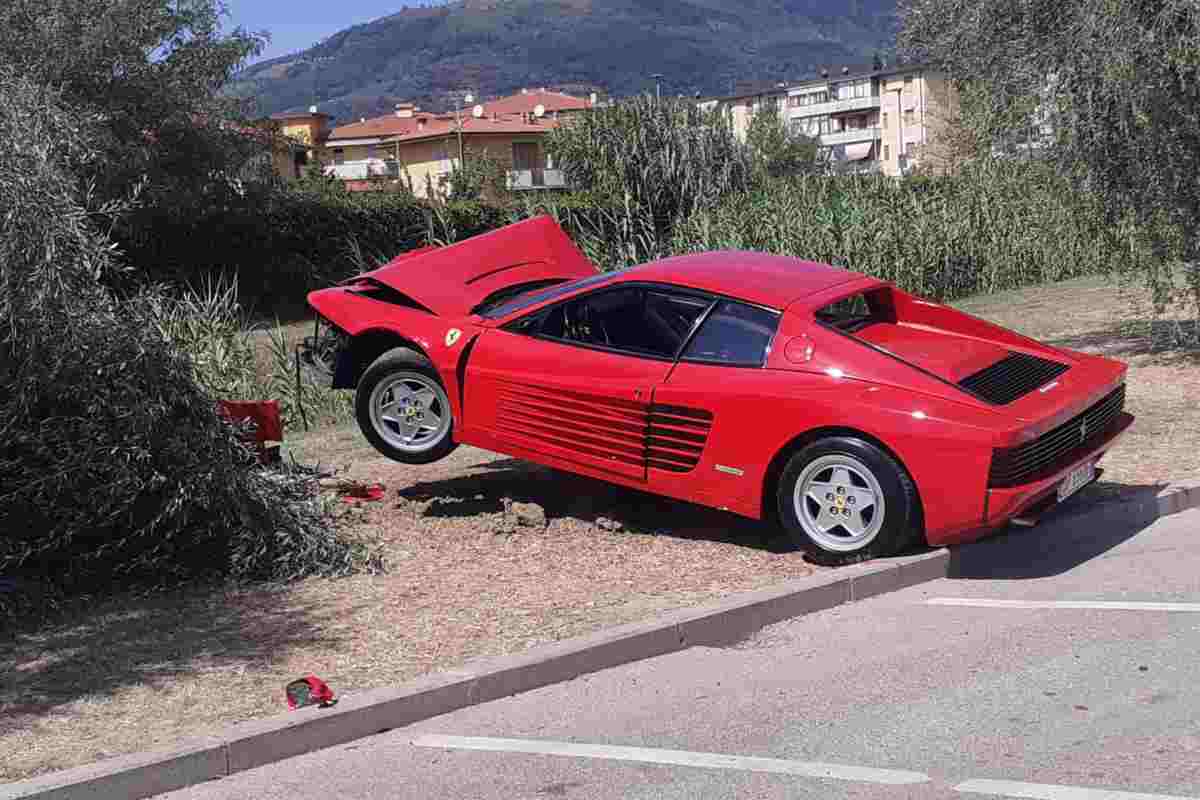 Ferrari Testa Rossa 1991 distrutta (Facebook gonews.it)