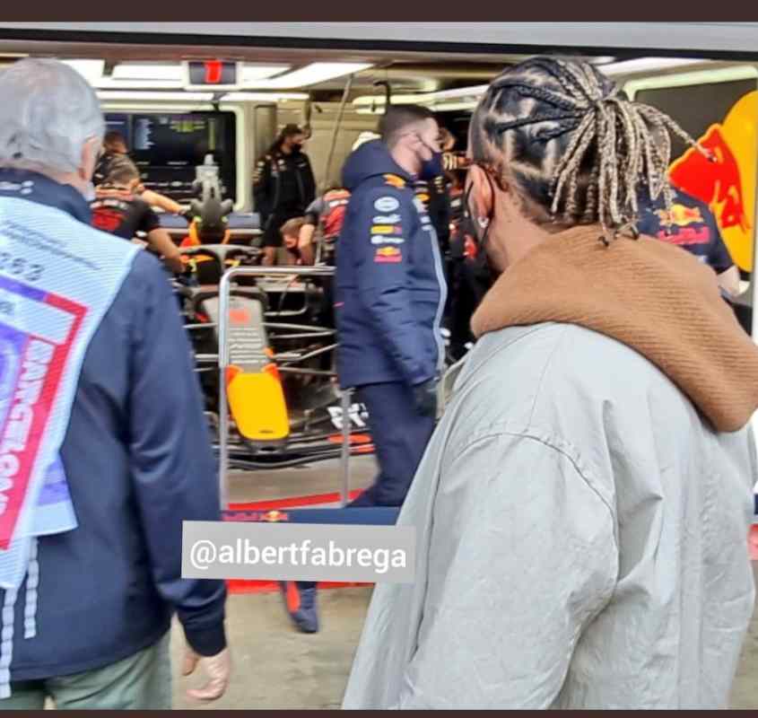 Hamilton spia la Red Bull (Twitter)