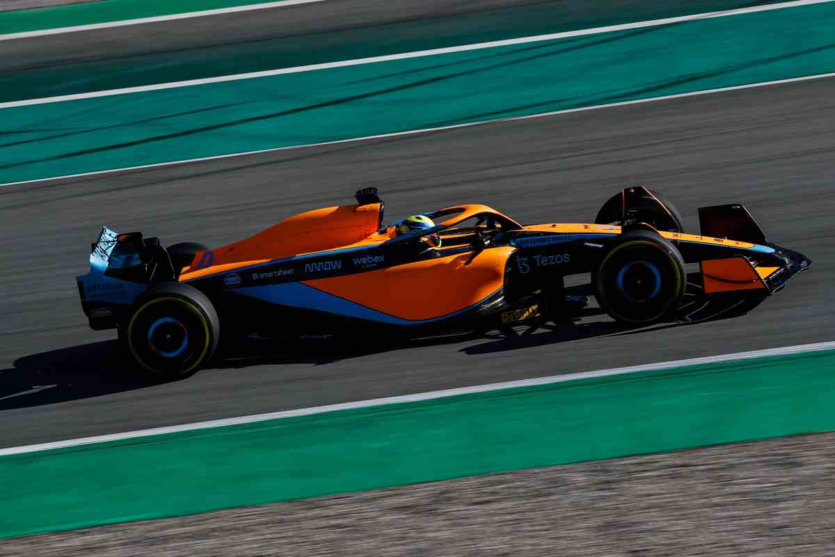 McLaren MCL36 in pista a Barcellona (McLaren Twitter)