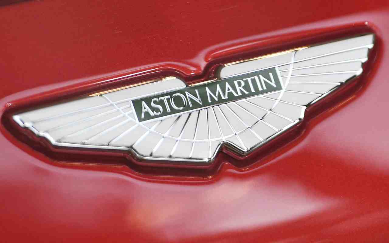 Il logo Aston Martin (foto Ansa)