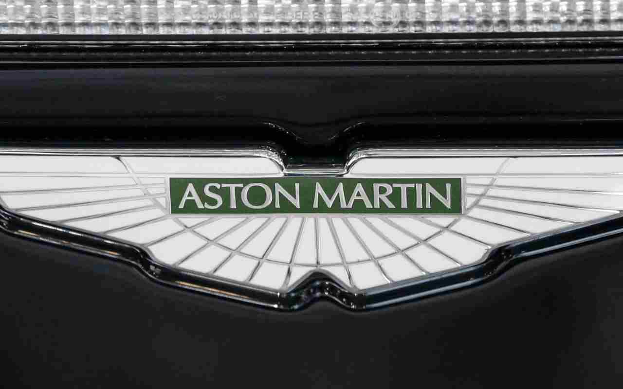 Il logo Aston Martin (foto Ansa)