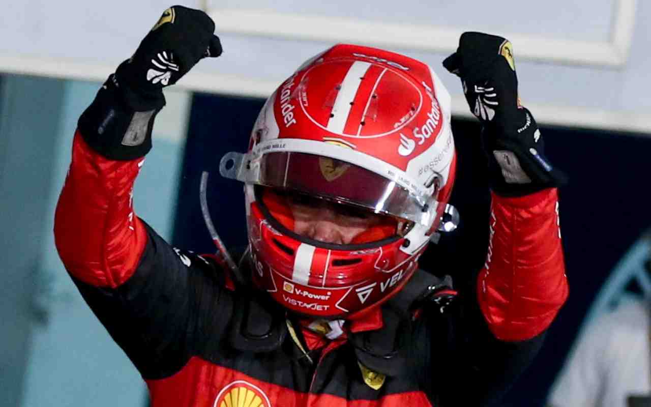 Leclerc esulta per la vittoria in Bahrain (foto Ansa)