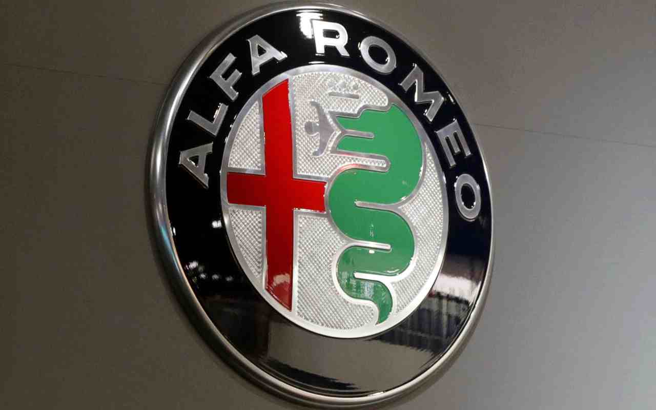 Il logo Alfa Romeo (foto Ansa)