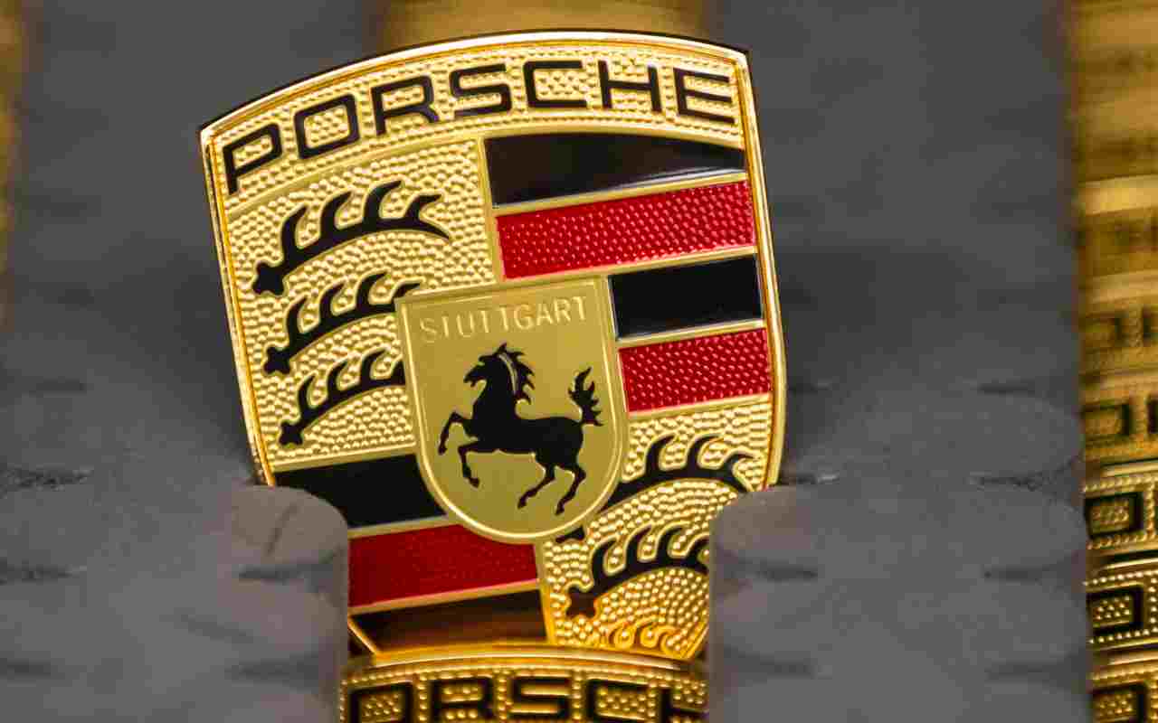 Il logo Porsche (foto Ansa)