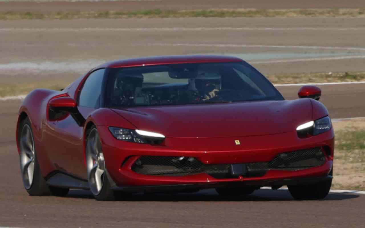 Zlatan Ibrahimovic e Carlos Sainz sulla Ferrari 296 GTB(Ferrari Twitter)