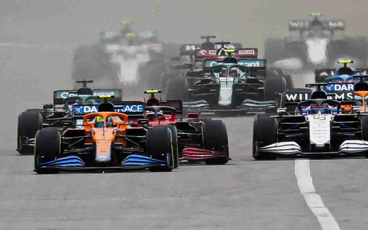 Le monoposto di F1 poco dopo il via (foto Ansa)