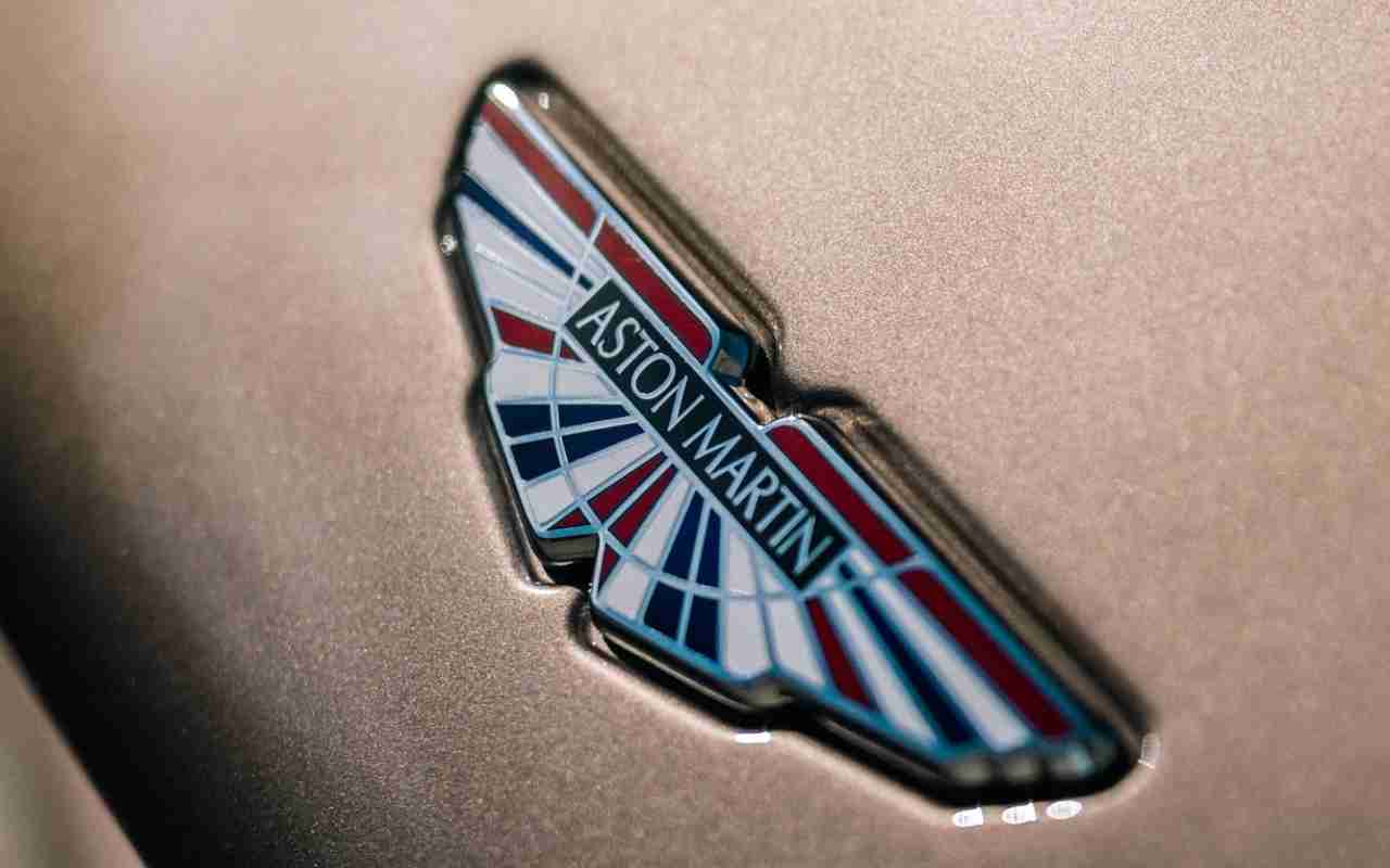 Il logo Aston Martin (foto Ansa)