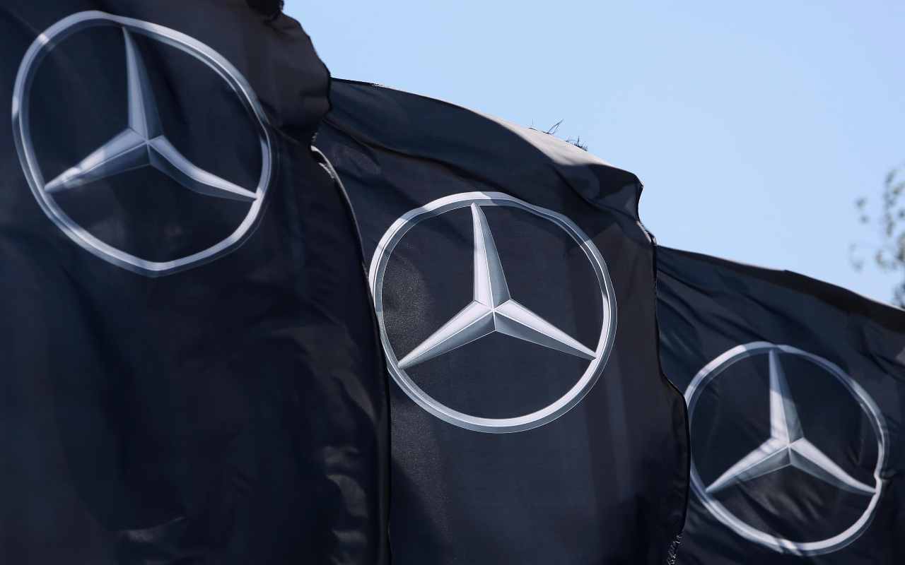 Il logo Mercedes (foto Ansa)