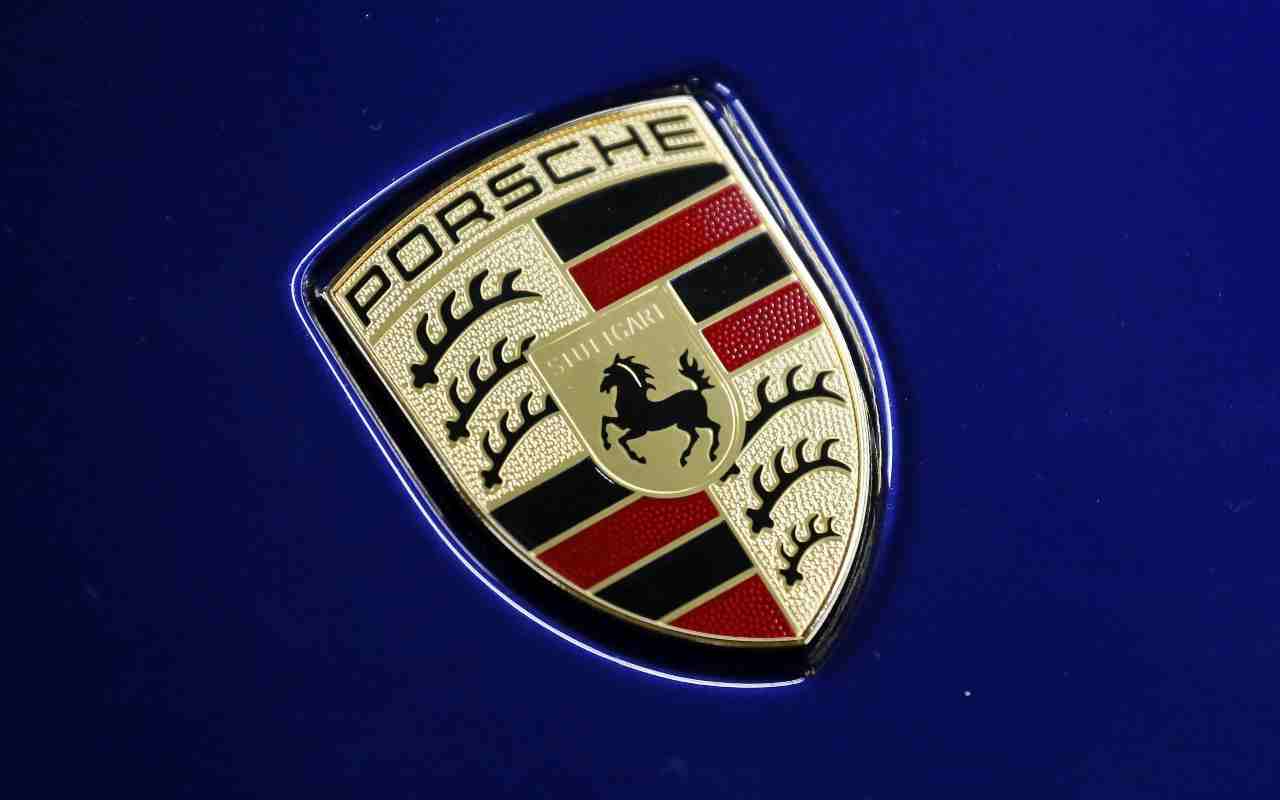 Il logo Porsche (foto Ansa)