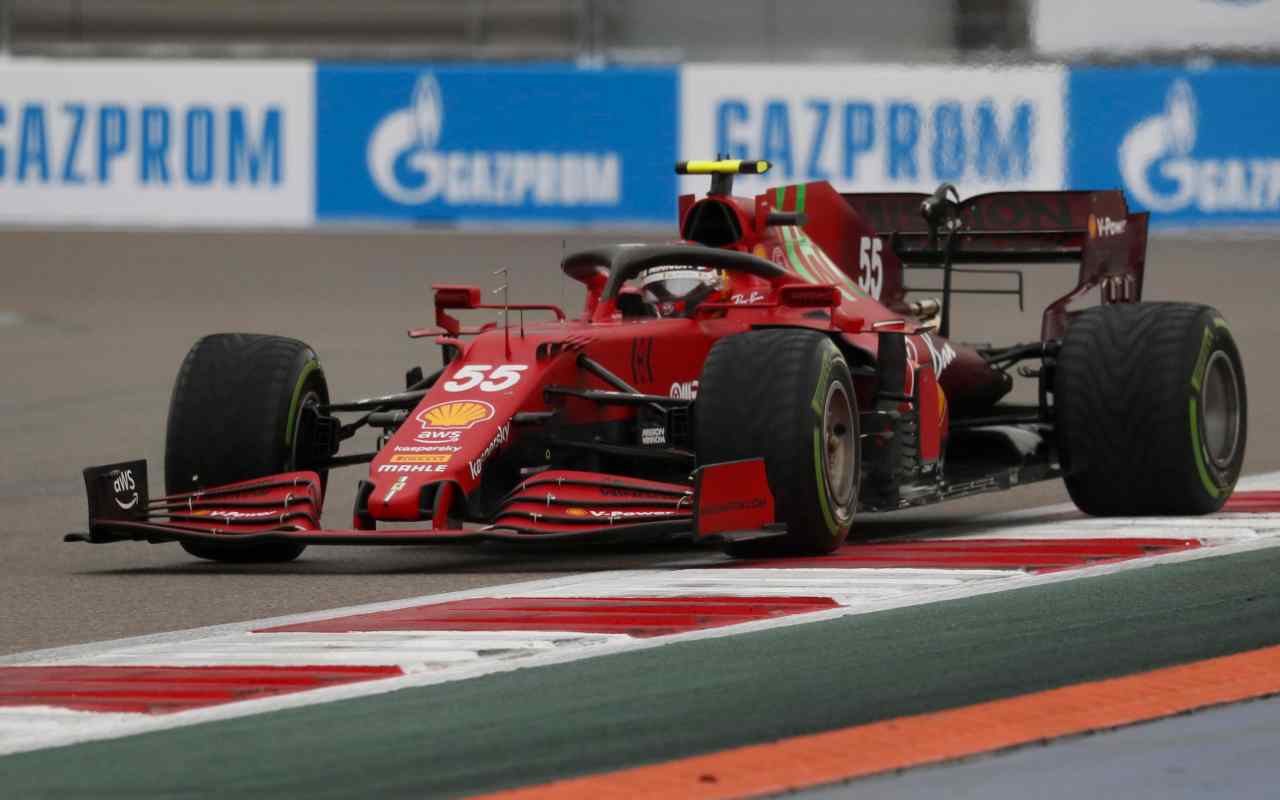 La Ferrari di Carlos Sainz in azione a Sochi (Ansa Foto)