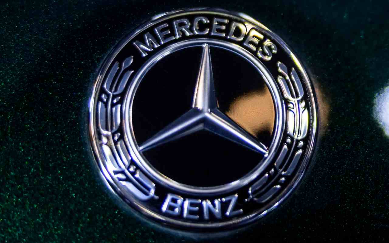 Il logo Mercedes (ANSA)