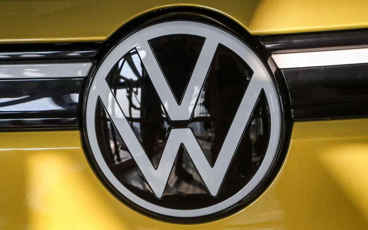 Il nuovo logo Volkswagen (ANSA)
