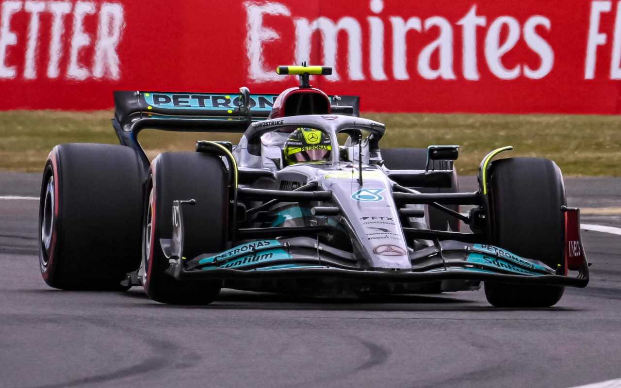 Lewis Hamilton sulla Mercedes W13 (ANSA)