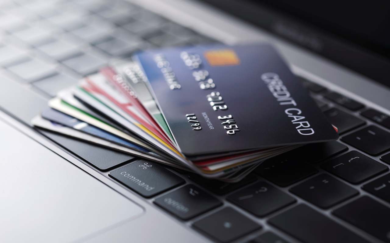 Bancomat e Carta di Credito (AdobeStock)