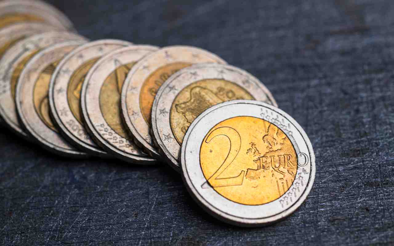 2 Euro (AdobeStock)