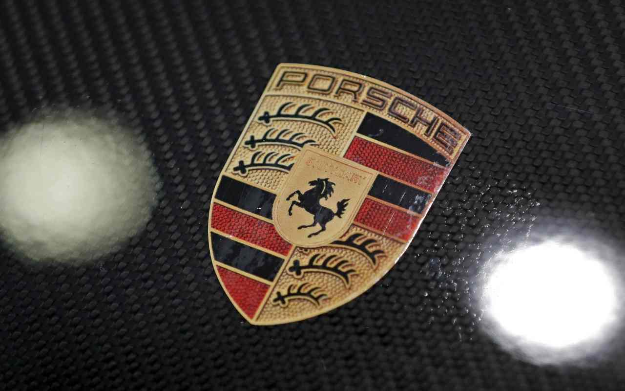 Logo Porsche (Foto Ansa)
