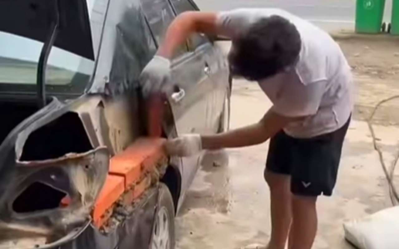 Memperbaiki mobil dengan batu bata (Instagram)