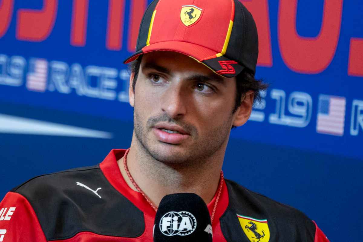 La nuova fiamma di Carlos Sainz protagonista dello spot Ferrari