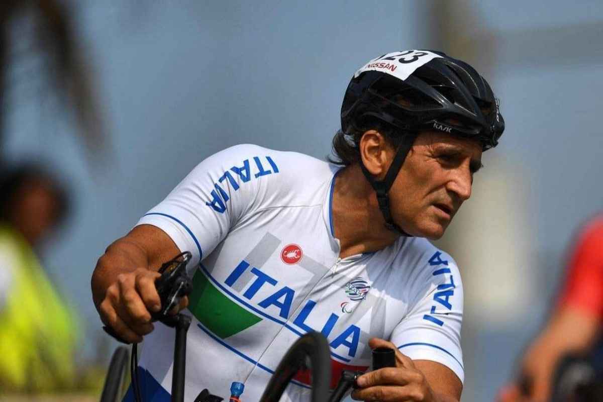 Alex Zanardi viene accolto clamorosamente a Biella